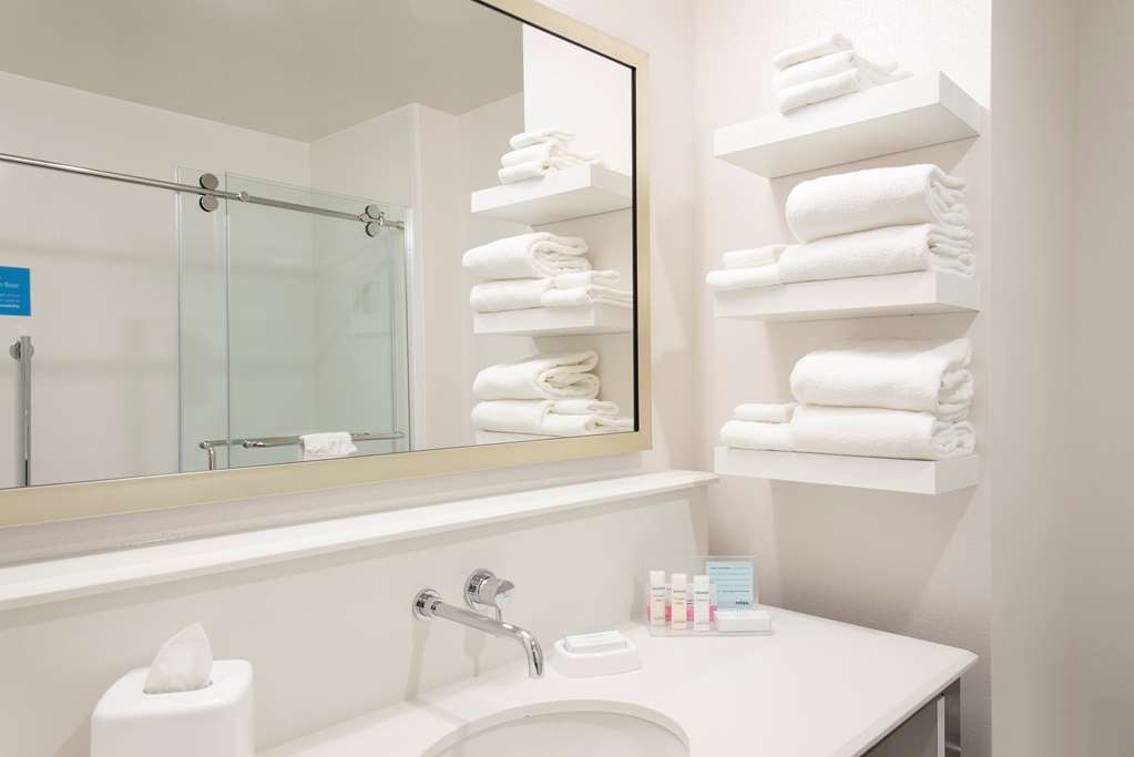 Guest room bath