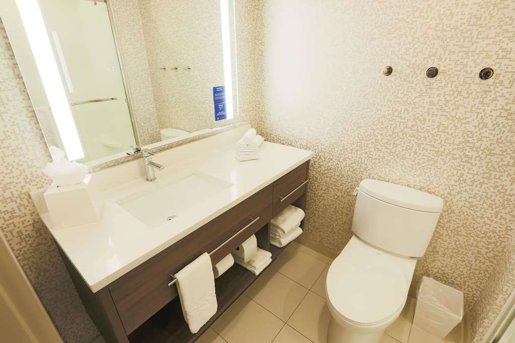 Guest room bath
