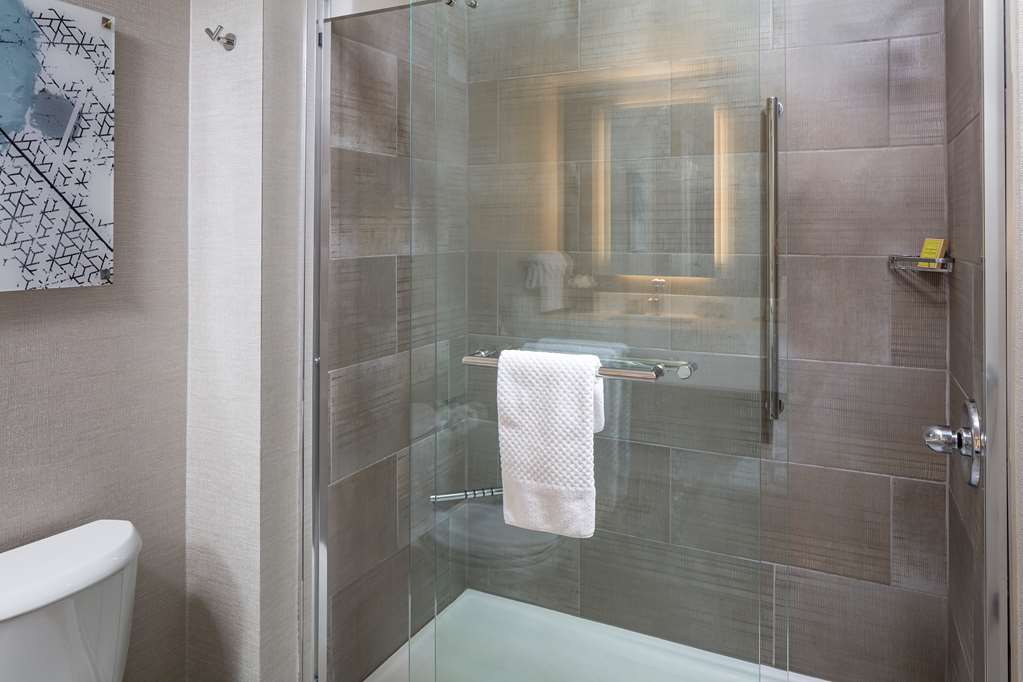 Guest room bath