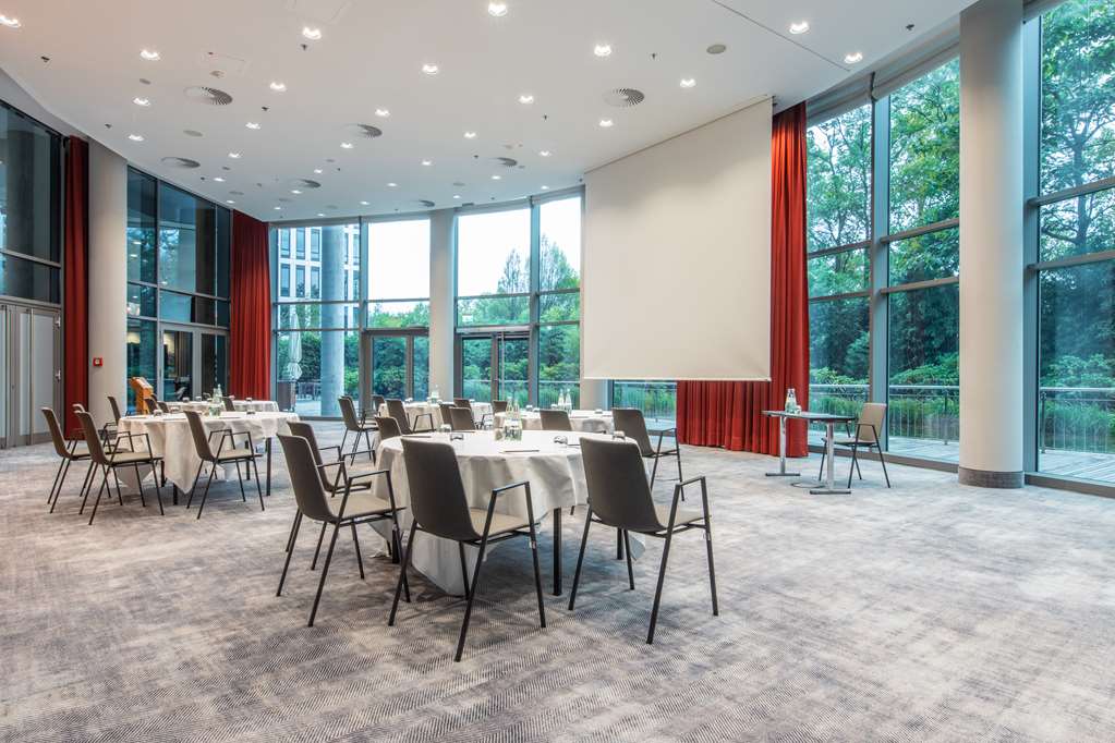 Showroom meeting room cabaret seating Radisson Blu Hotel, Frankfurt Frankfurt 069 7701550