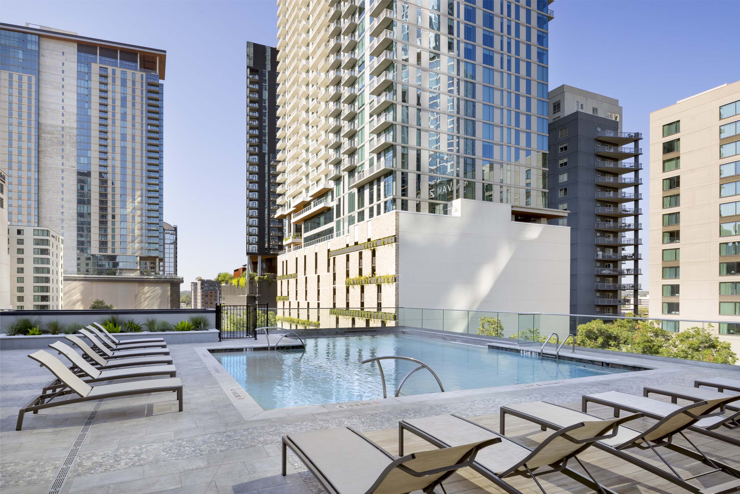 Rooftop pool with infinity edge at Camden Rainey Street apartments in Austin, TX