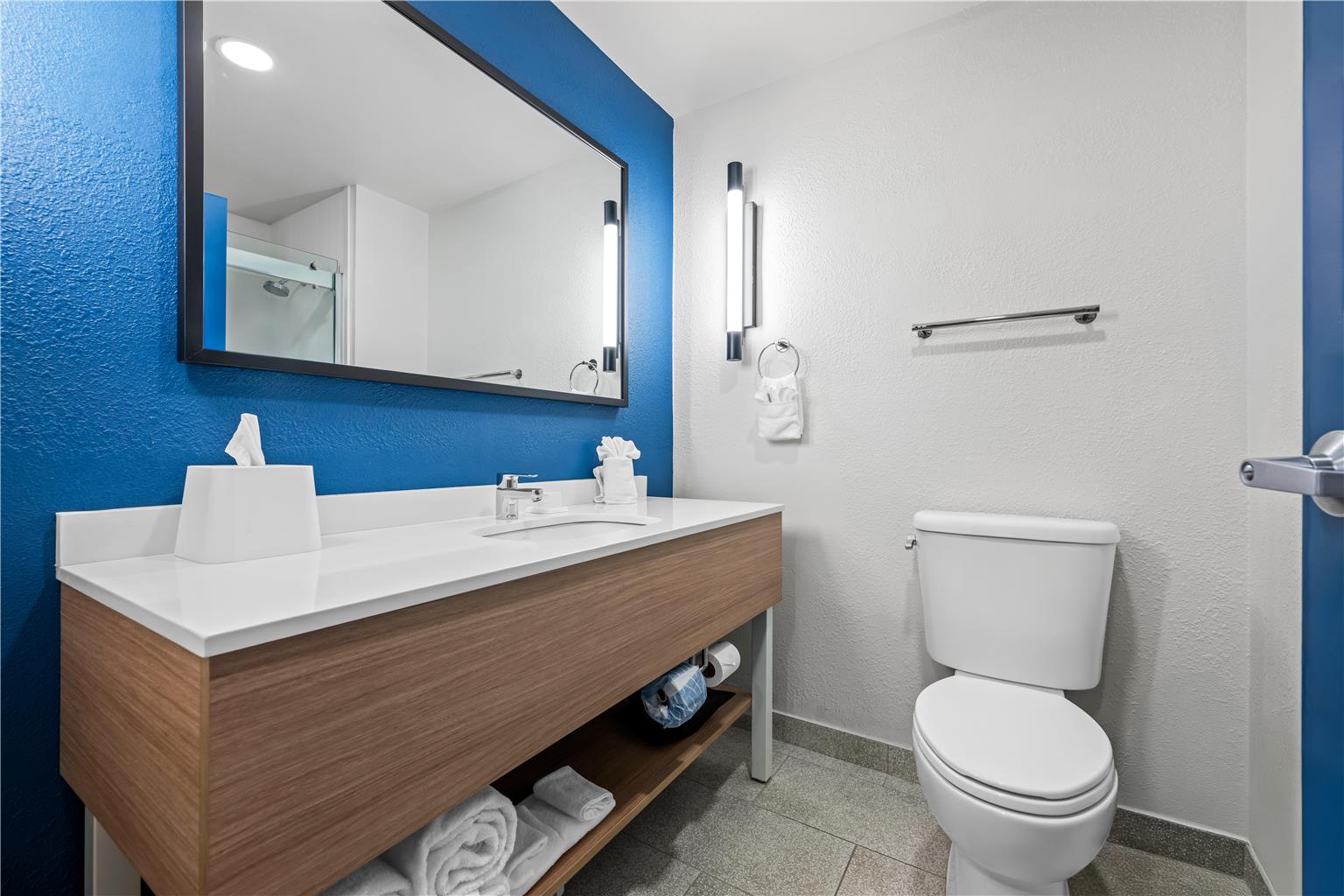 Guest room bath