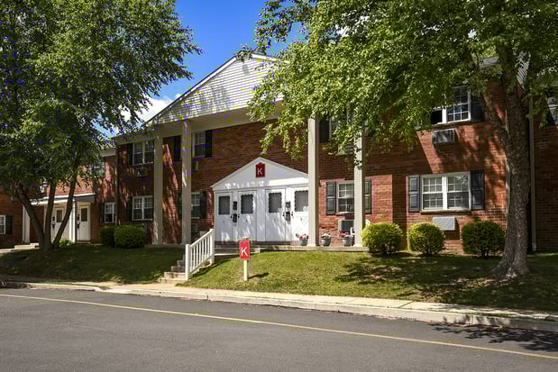 Images Country Manor Apartments