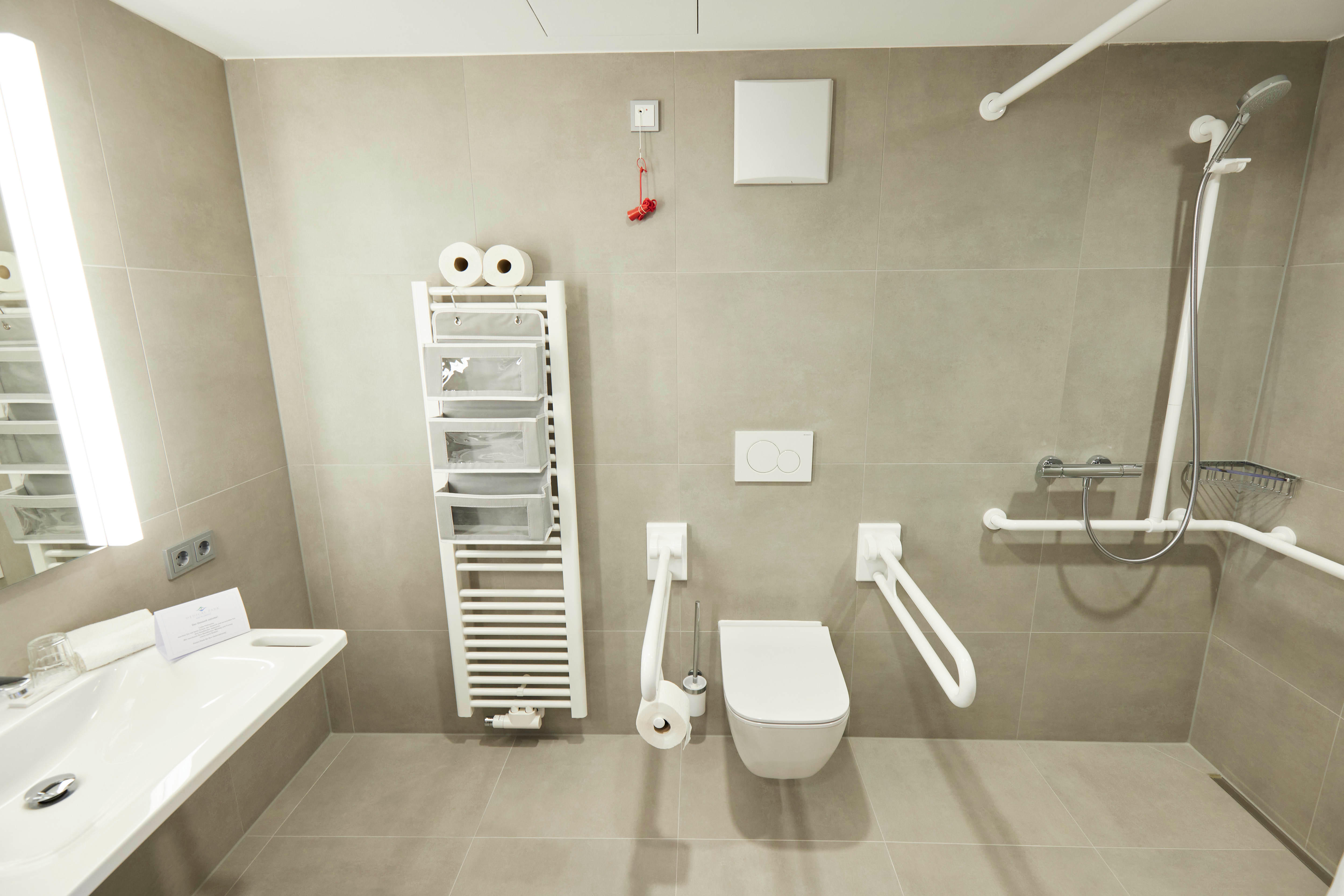 Gleichermaßen komfortabel und funktional ausgestattete Badezimmer