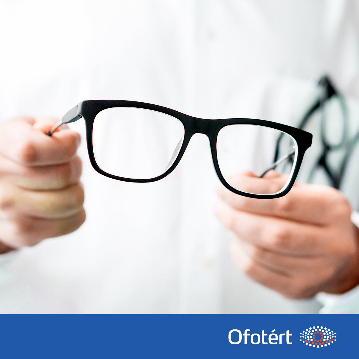 Почему дали в очках. Держит очки. Очки для вас оптометрист. Дает очки. Очки офтальмологические мужские.