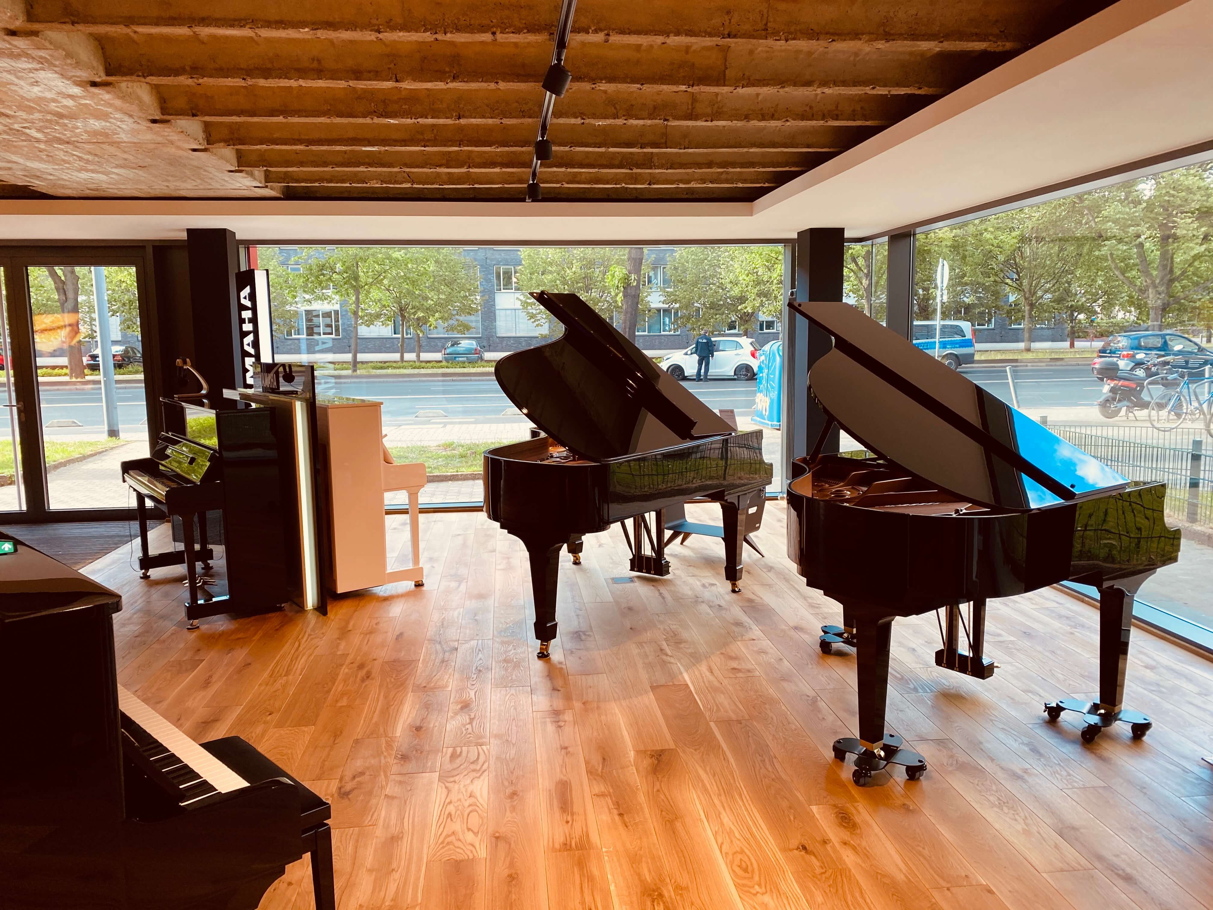 DEMMER - Pianos & Flügel - GALLERY
