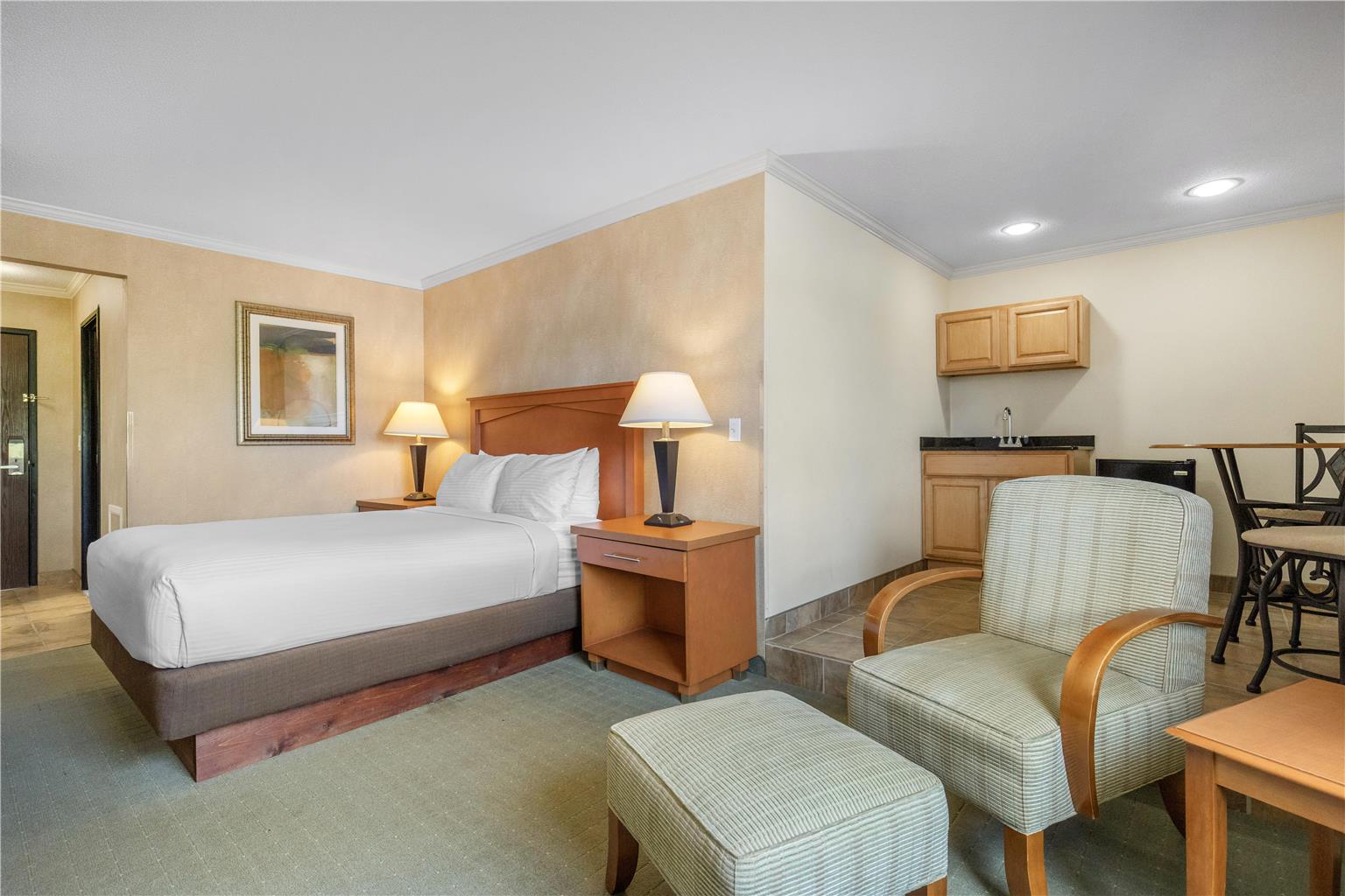 Single Queen Suite