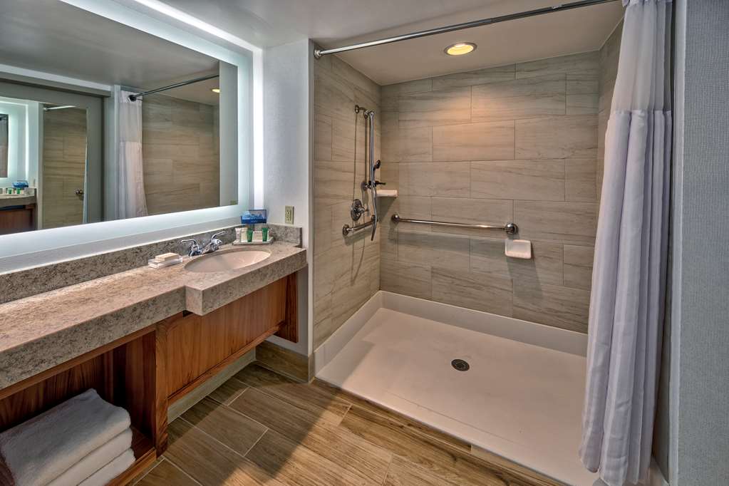Guest room bath