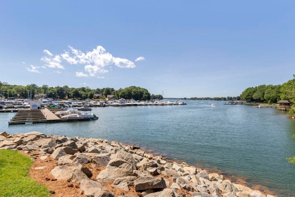 Sailpointe at Lake Norman Apartment Homes Photo