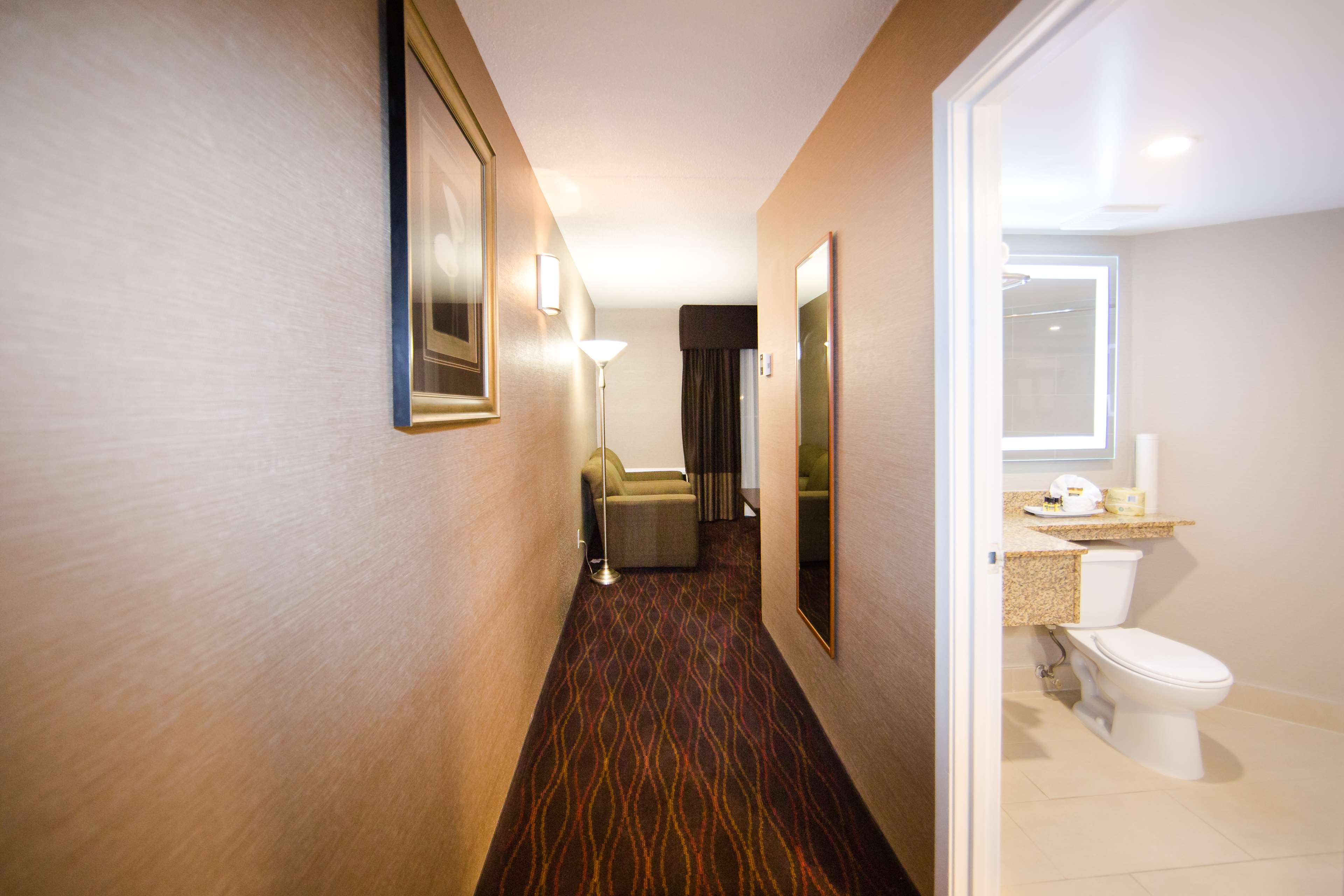 King Room Hallway Best Western Plus Ottawa Kanata Hotel & Conference Centre Ottawa (613)828-2741