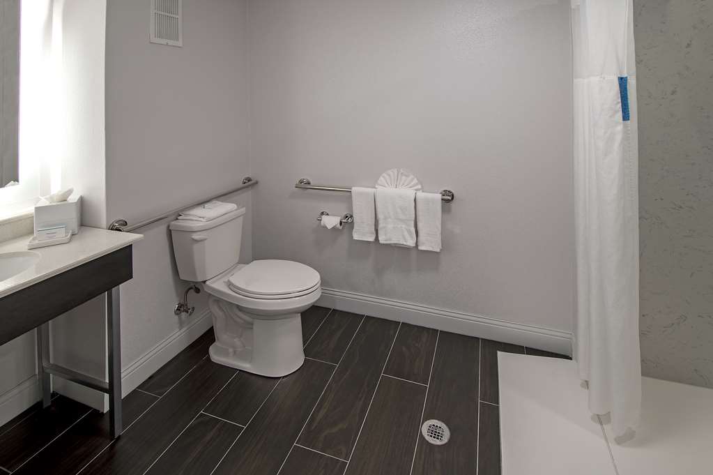 Guest room bath