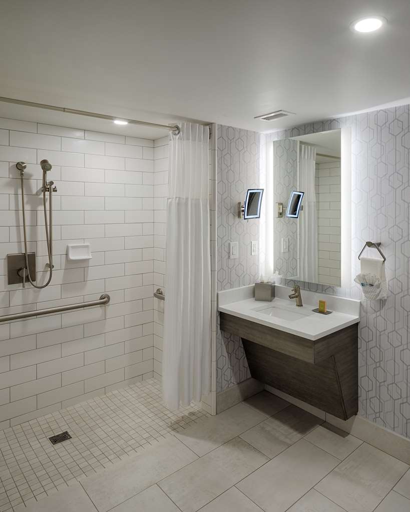 Guest room bath