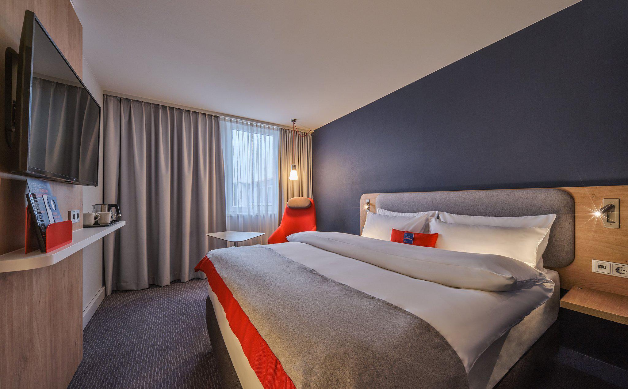 Holiday Inn Express Frankfurt - Messe, an IHG Hotel Frankfurt 069 506960