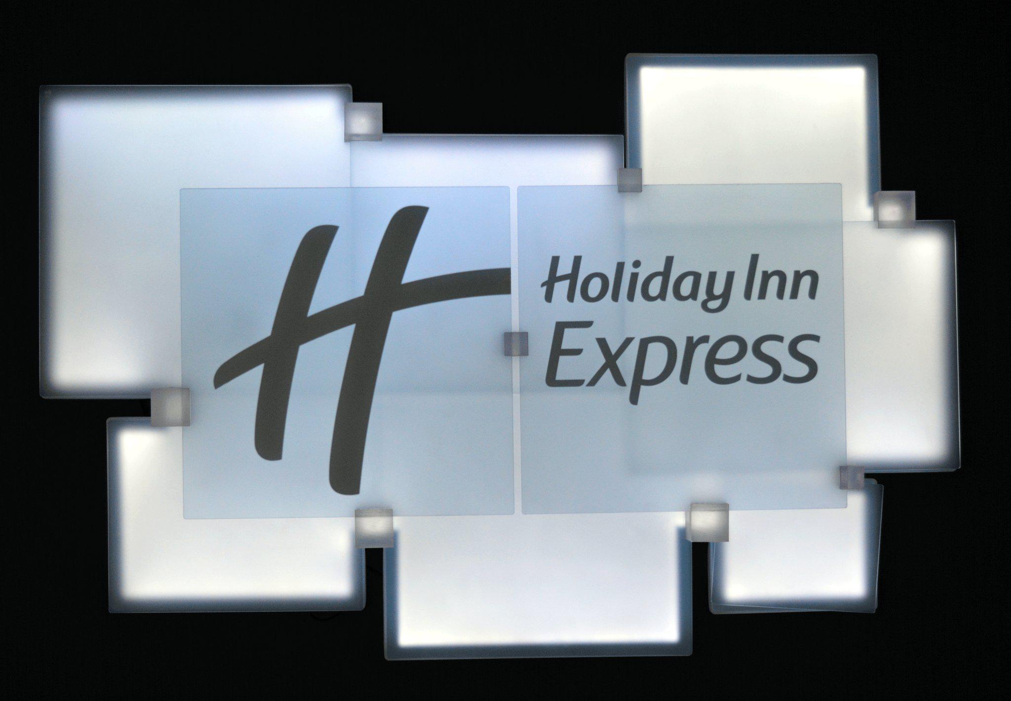 Holiday Inn Express Dundee, an IHG Hotel Dundee 01382 314330