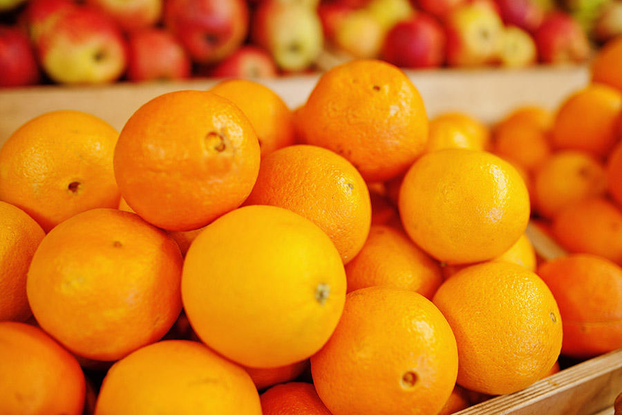 Obst und Gemüse
In unserem Markt finden Sie jeden Tag frisches Obst und Gemüse. Viele der Produkte sind aus der Region und in bester Bio-Qualität oder von Demeter. Wir bieten immer eine große Auswahl an und saisonal noch zusätzliche Spezialitäten, zum Beispiel Spargel, für den auch eine Schälmaschine bereitsteht. Daneben sind viele Kräuter, exotische Früchte und Schalenfrüchte im Angebot. Nutzen Sie gerne die Orangensaftpresse für einen frischen, leckeren und vitaminreichen Saft.