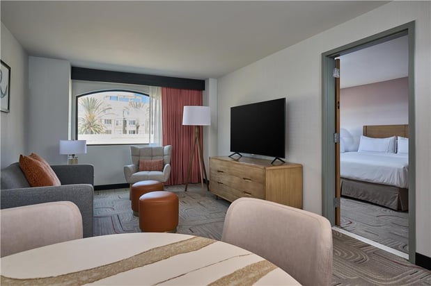 Images Hotel Zessa Orange County Airport, a DoubleTree by Hilton