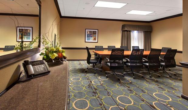 Images Holiday Inn & Suites Spring - the Woodlands Area by IHG