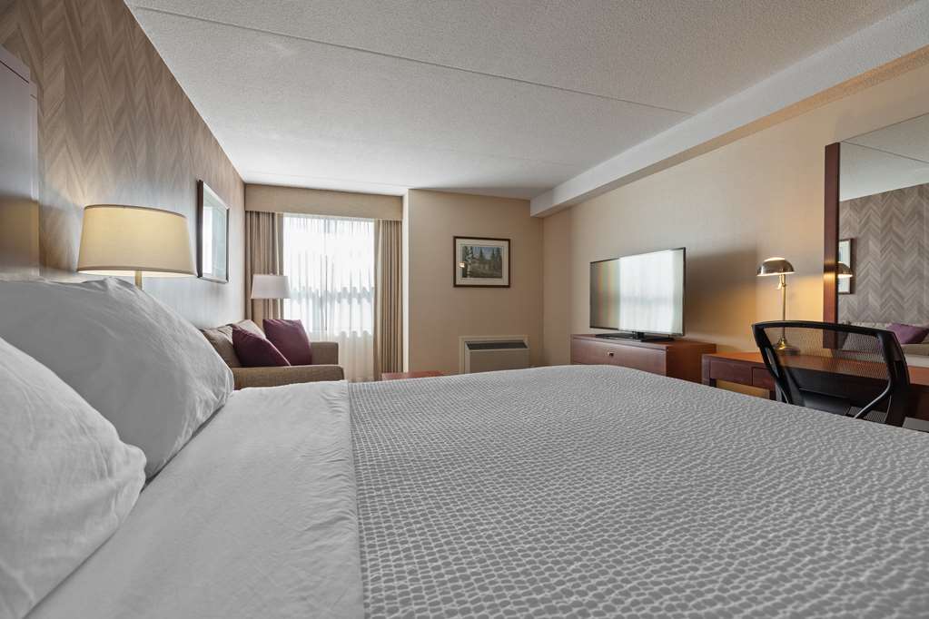 1 Queen bed with Sofabed Best Western Plus Otonabee Inn Peterborough (705)742-3454