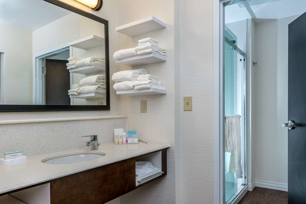 Guest room bath