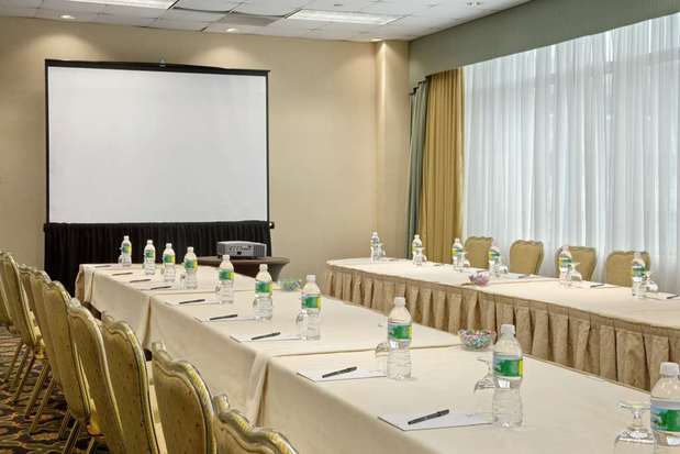 Images Hilton East Brunswick Hotel & Executive Meeting Center
