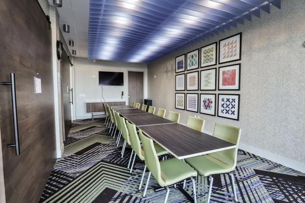 Images Holiday Inn Express & Suites Nashville Metrocenter Downtown by IHG