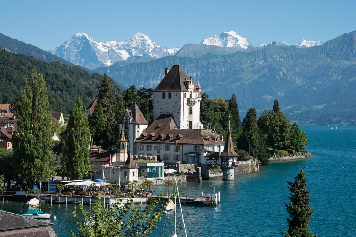 Schlossdrogerie Daniel Jutzi, Staatsstrasse 2 in Oberhofen am Thunersee