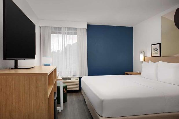 Images Spark by Hilton Atlanta Cumberland Ballpark