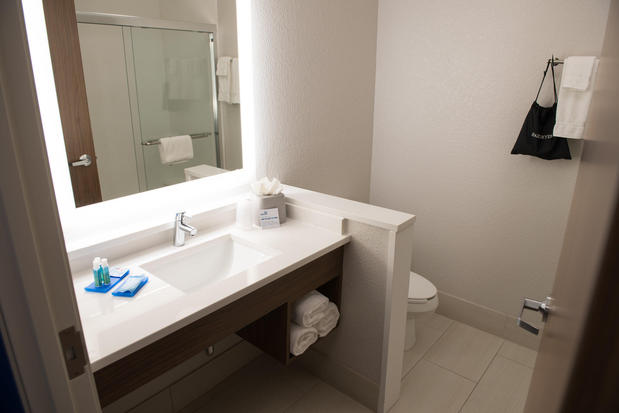 Images Holiday Inn Express & Suites Louisville N - Jeffersonville by IHG