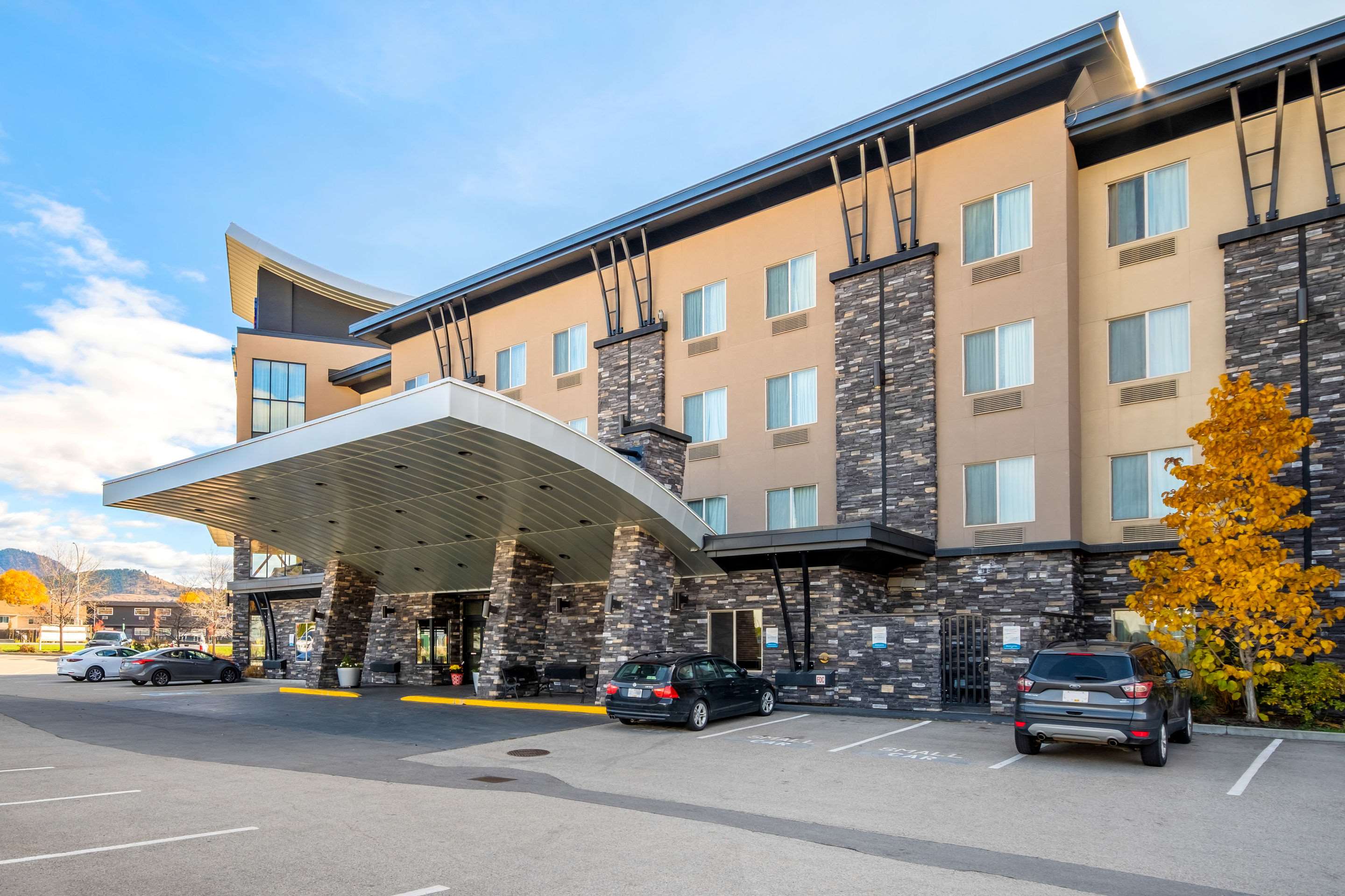 Comfort Suites Kelowna in Kelowna, 2656 Highway 97 North - Hotels & Motels in Kelowna - Opendi