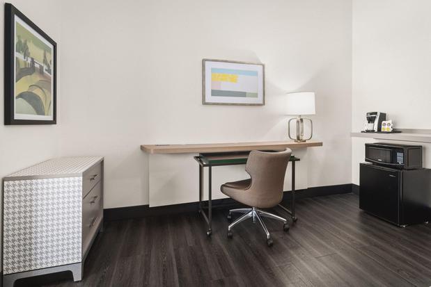 Images Holiday Inn & Suites Bothell by IHG