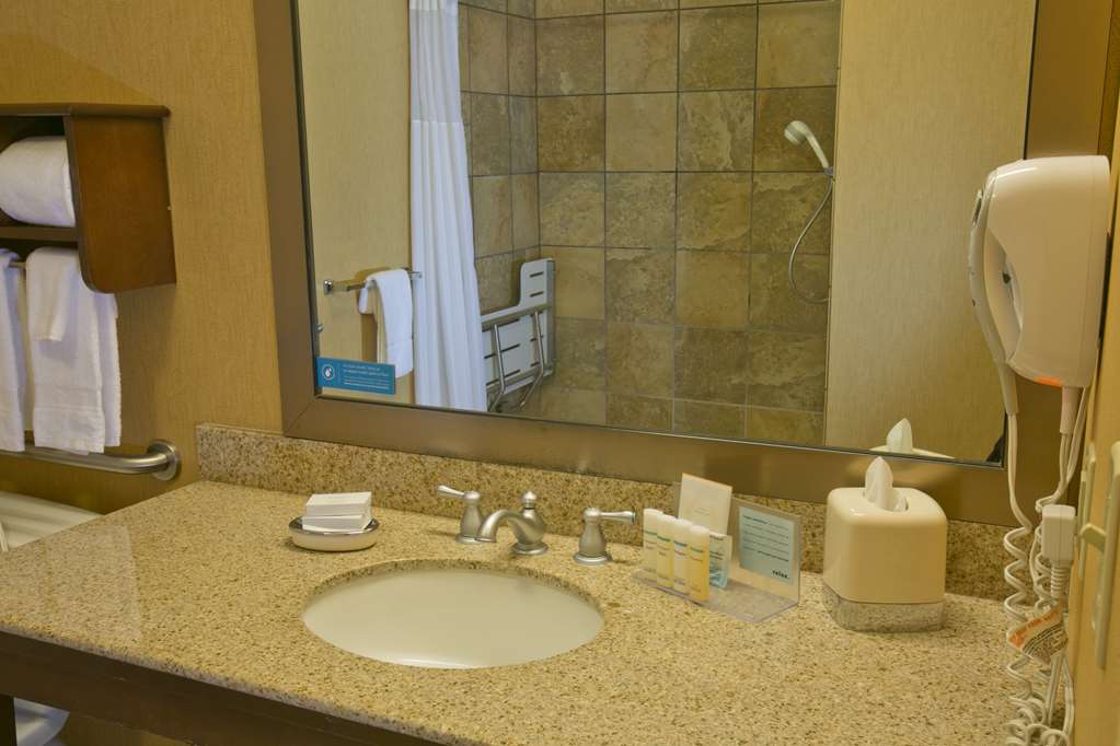 Guest room bath