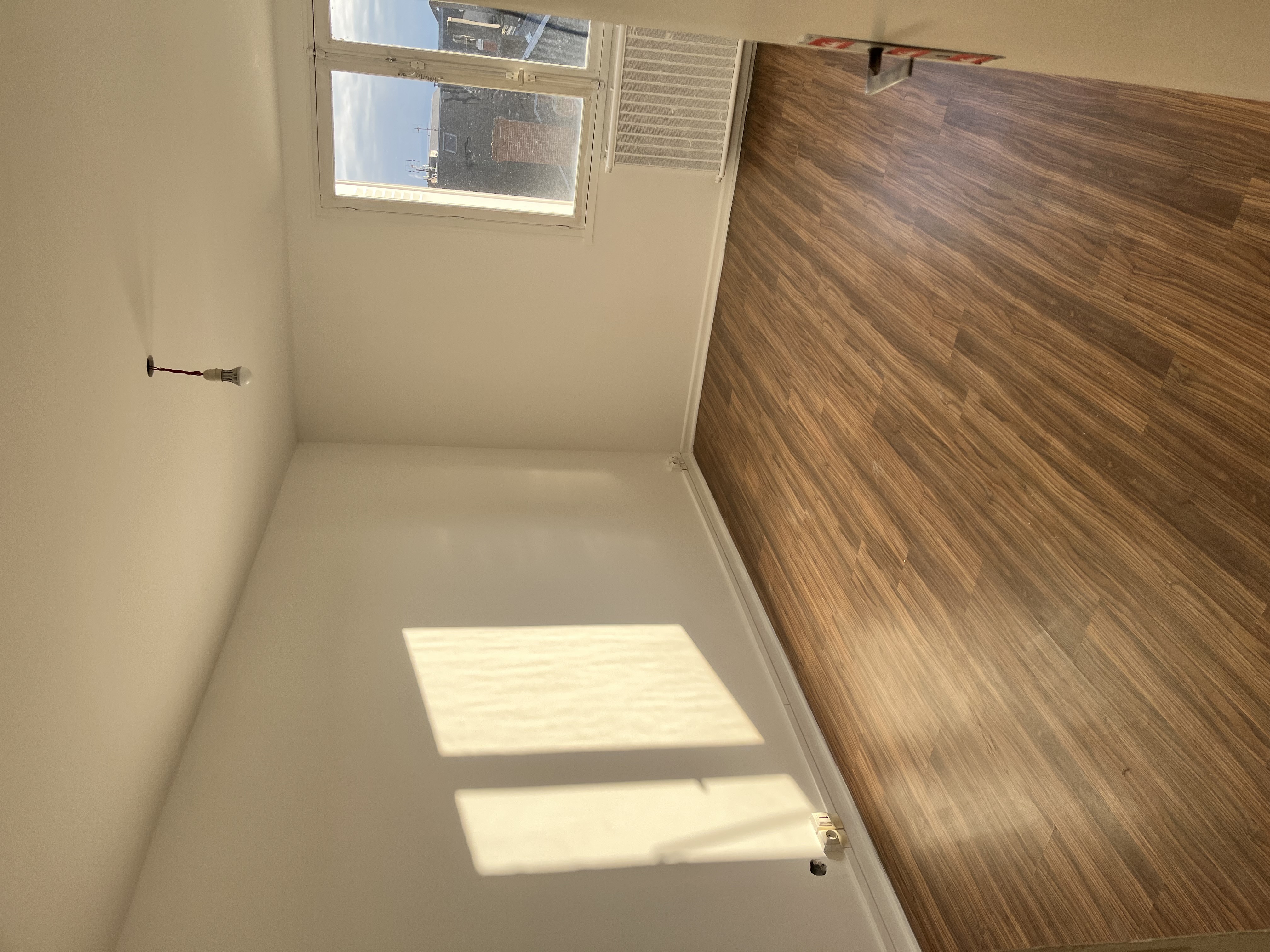 rénovation complète d'une pièce: peintre des murs