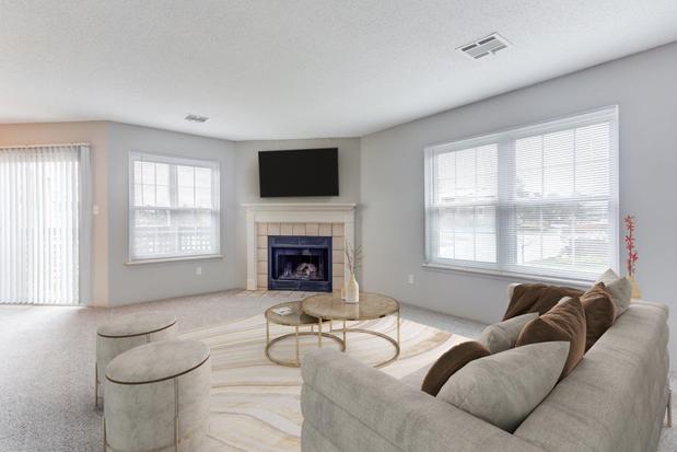 Images The Lakes of Schaumburg Apartment Homes