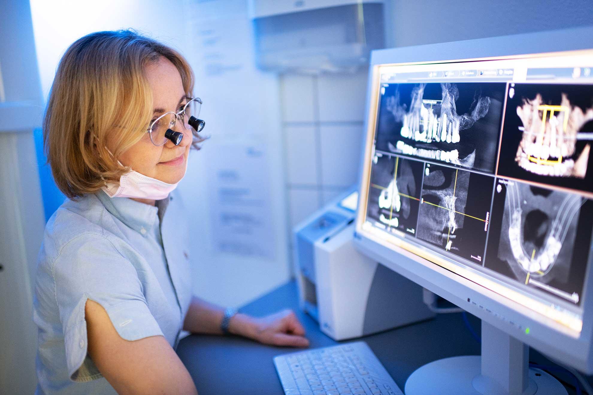 Wir arbeiten mit modernster Technik, wie z.B. einem 3-D-Röntgengerät, für bestmögliche und vorhersagbare Ergebnisse.