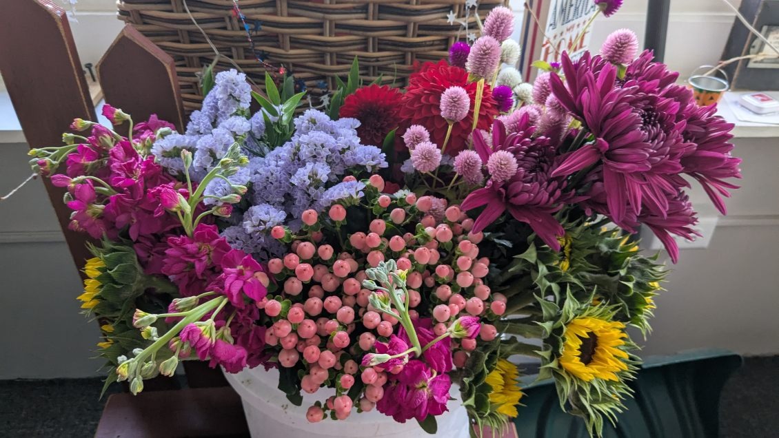 Thank you to everyone who joined our bouquet bar last week! We loved seeing your creativity shine through the beautiful arrangements. Your support made the event so special, and we can’t wait to do it again!