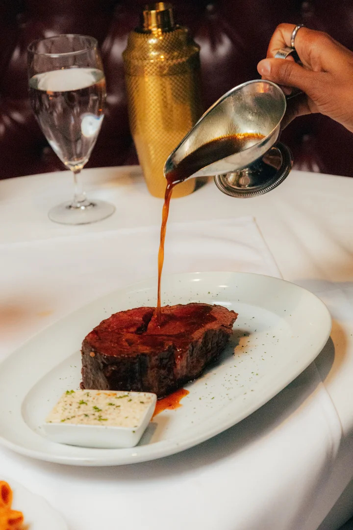 Gravy pour