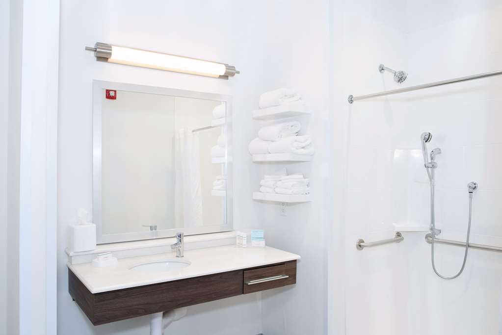 Guest room bath