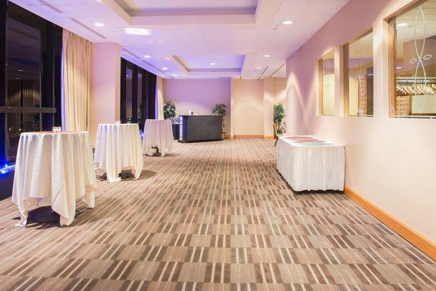 Images Holiday Inn & Suites Pittsfield-Berkshires by IHG