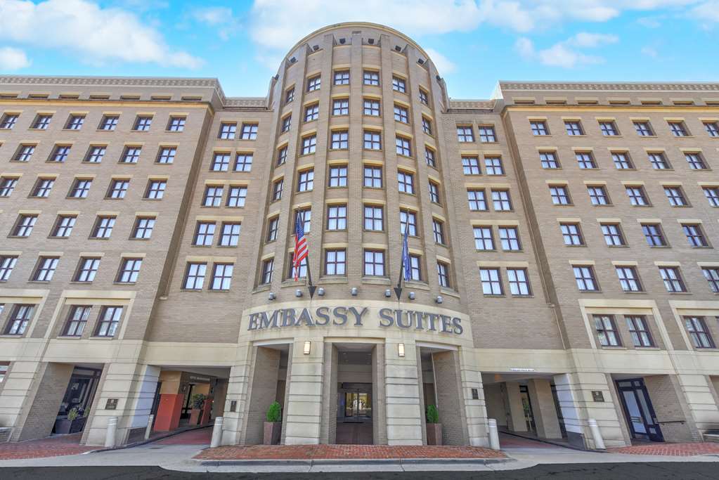 Exterior Embassy Suites by Hilton Alexandria Old Town Alexandria (703)684-5900
