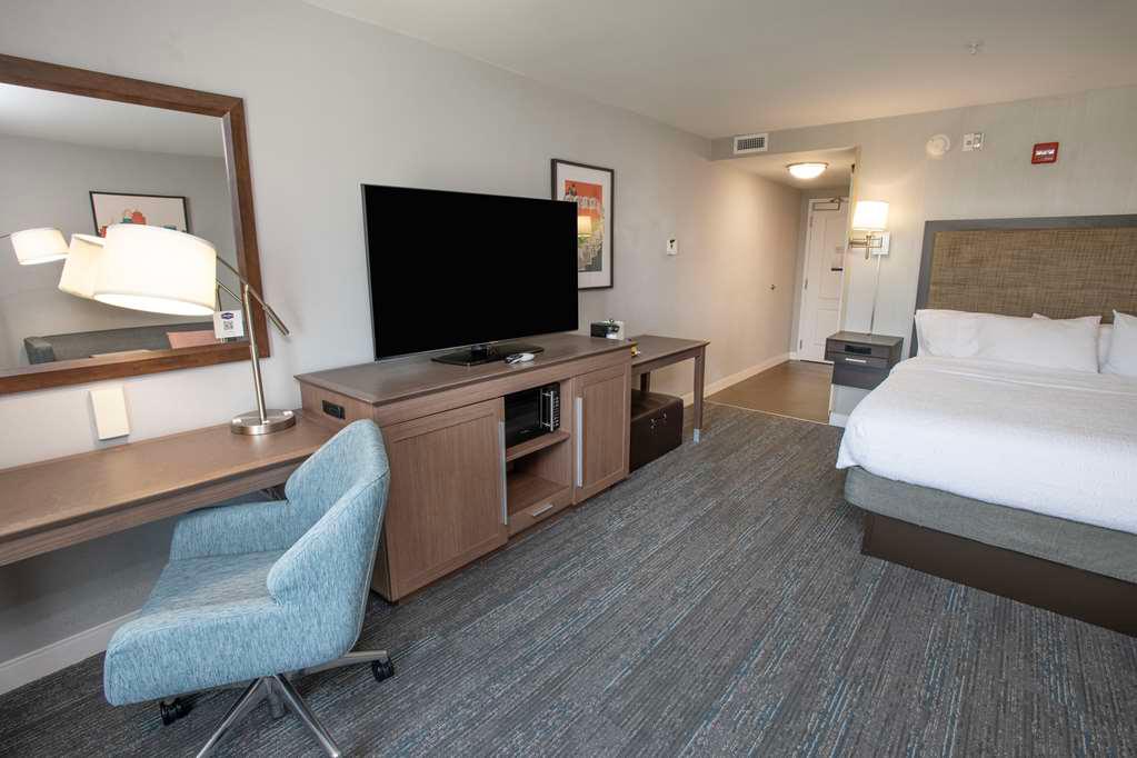 Guest room Hampton Inn & Suites Cincinnati / Kenwood Cincinnati (513)794-0700