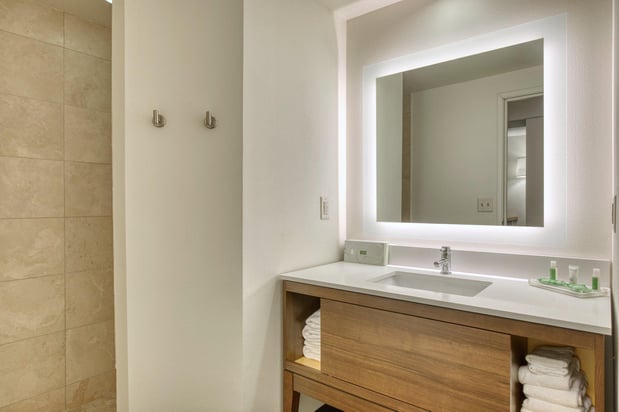 Images Holiday Inn & Suites Madison West - Middleton by IHG