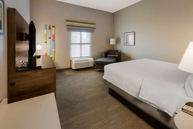 Images Hampton Inn & Suites Fredericksburg-at Celebrate Virginia