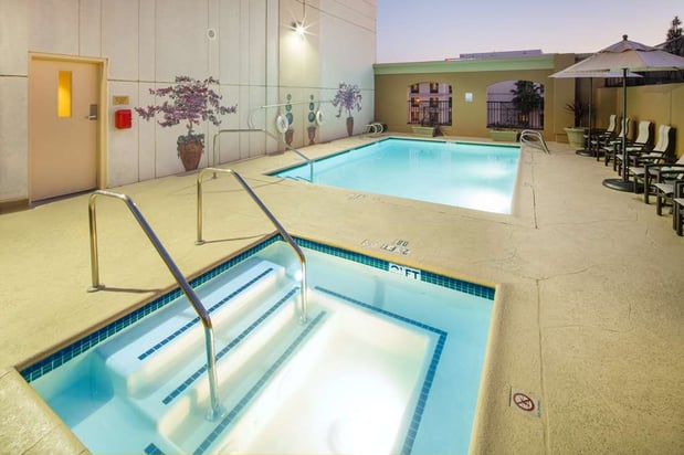 Images Hotel Zessa Orange County Airport, a DoubleTree by Hilton