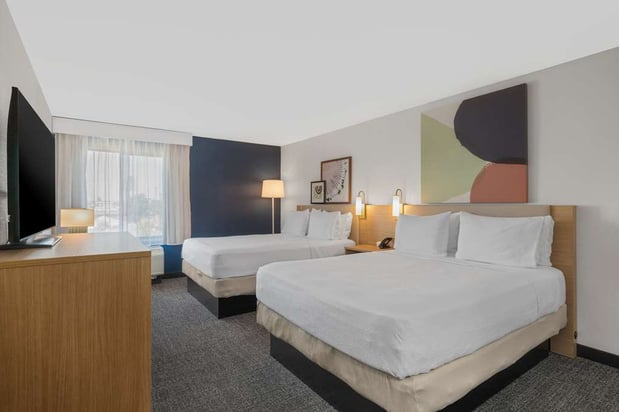 Images Spark by Hilton Bakersfield Central
