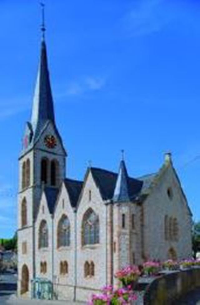 Die Kirche, 1892 im neugotischen Stil erbaut, ist neben dem Schlossturm aus der Stauferzeit Wahrzeichen des Ortes. Ihr Turm und das Dach mit drei markanten Zwischengiebeln sind eine Besonderheit in Rheinhessen. Im Innern modernes Kreuz von Gustav Nonnenma