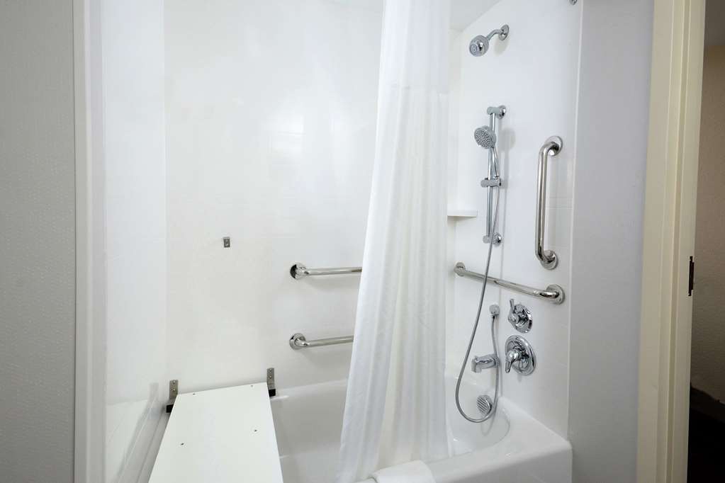 Guest room bath