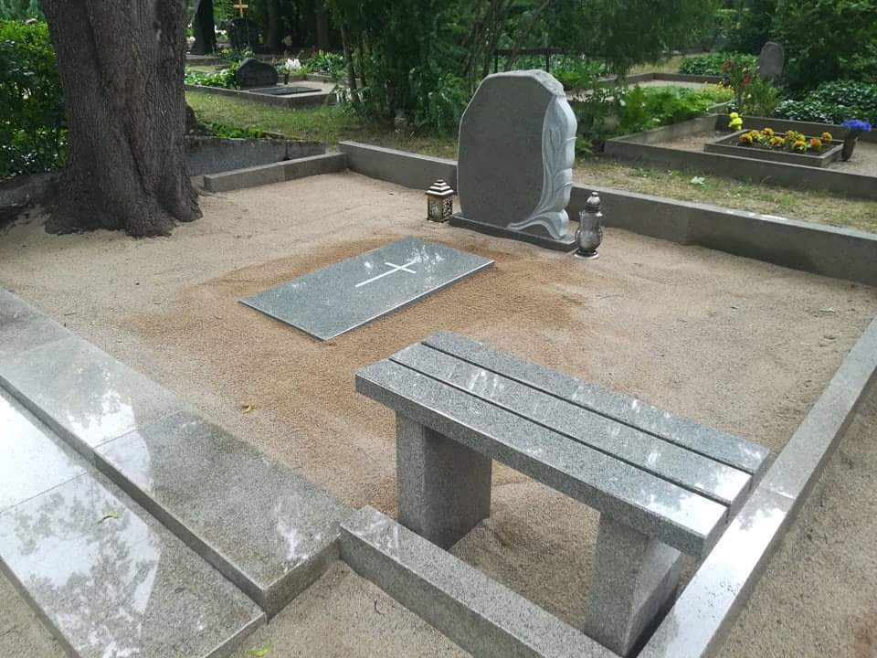 Neitrāls pelēkais granīts – populāra izvēle kapakmeņiem un arhitektūras detaļām.