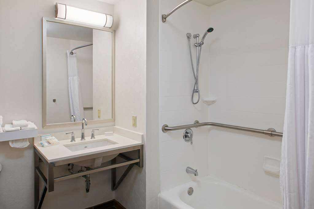 Guest room bath