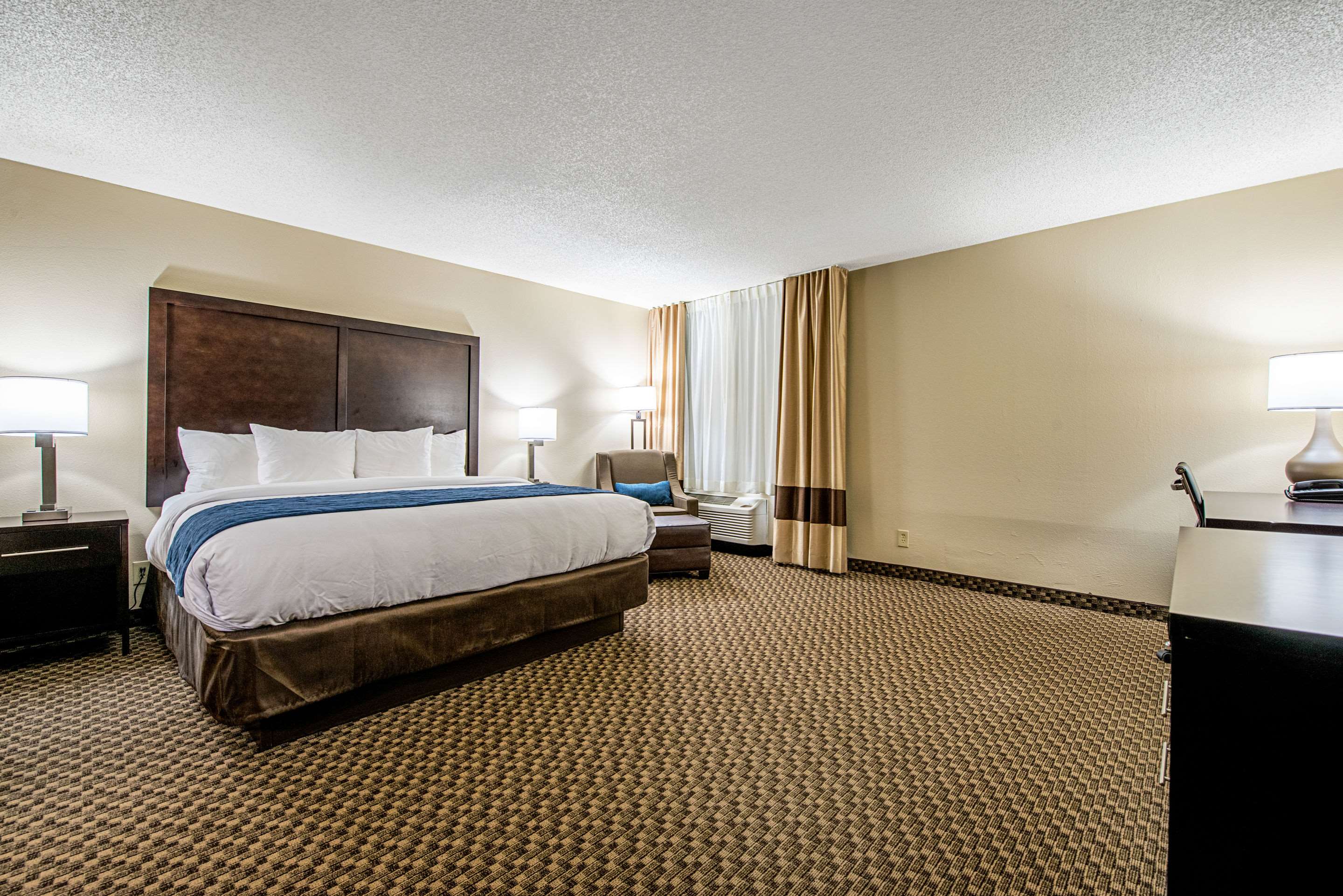 Well-equipped guest room