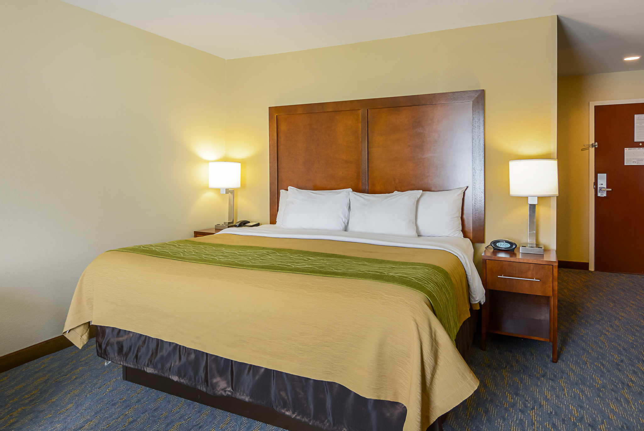 Room Photo 3776636 Hotel Comfort Suites Woodstock Hotel